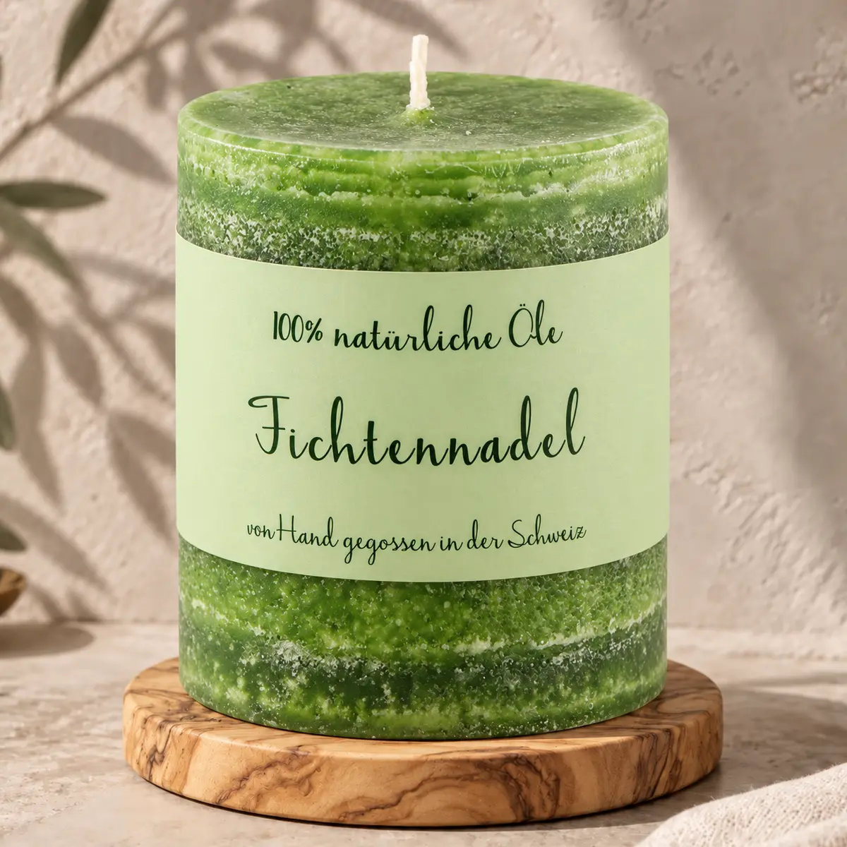 Grüne Schulthess Duftkerze Fichtennadel aus 100 % natürlichen Ölen auf einem Holzsockel