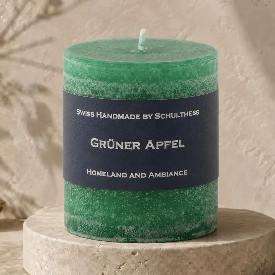 Schulthess Duftkerze Grüner Apfel auf rundem Travertinsockel