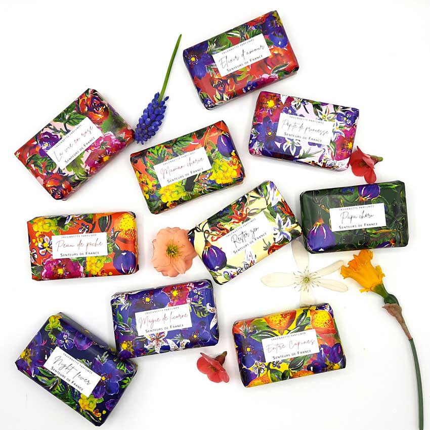 Bunte Seifen von Senteurs de France mit kunstvoller, floraler Verpackung. Handgefertigte französische Naturseifen mit feinen Düften aus der Provence – ideal als Geschenk.
