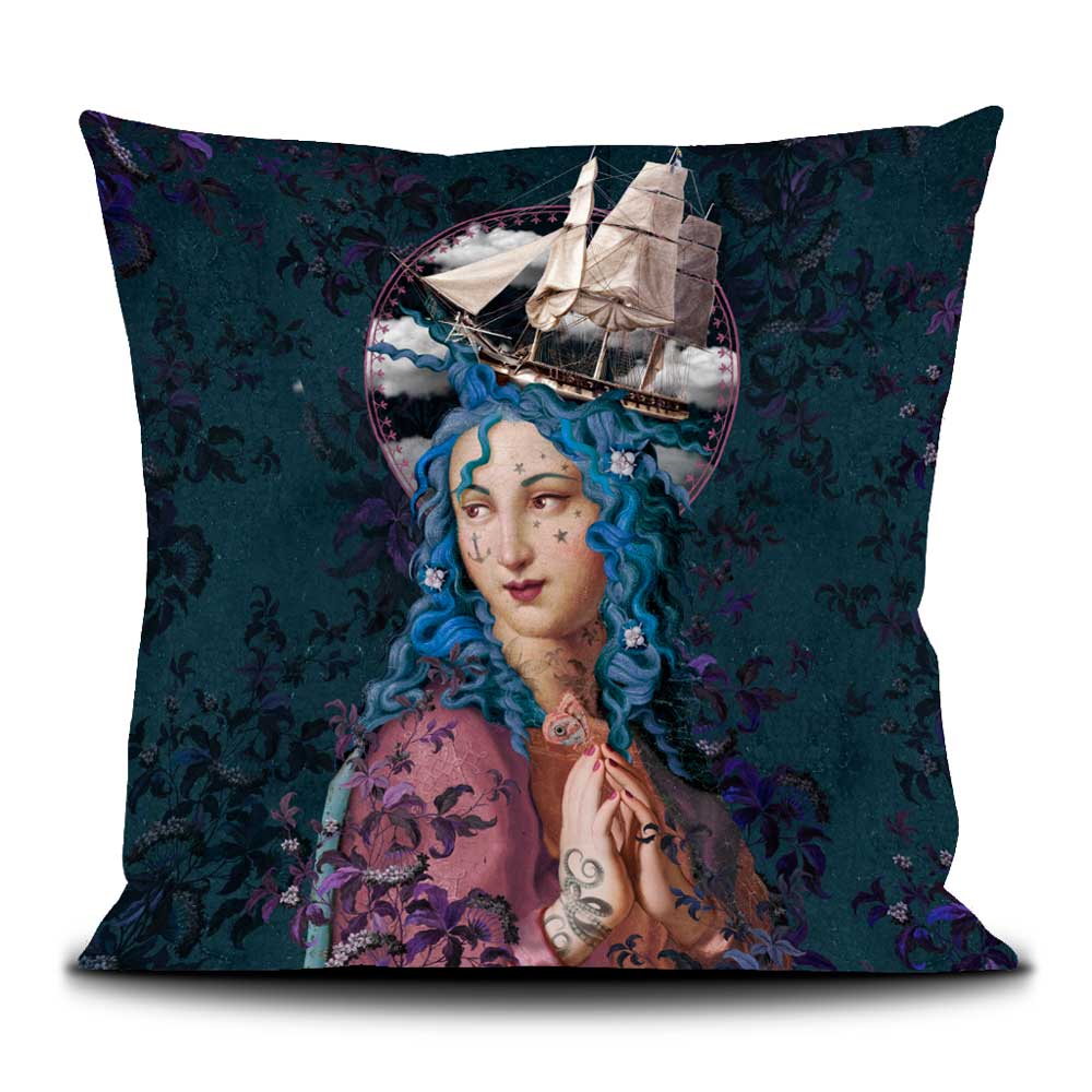 Voglio Bene Samtkissen Sainte Tempête 50x50 – poetisches Porträt einer Fantasie-Heiligen mit blauen Haaren, Tattoo-Details und Segelschiff-Krone vor dunklem, ornamentalen Hintergrund.