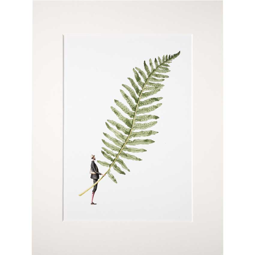 Art Print „Fern 6“ von Laura Stoddart – schlanker Farnwedel in Aquarelloptik mit kleiner Figur, hochwertiger Giclée-Kunstdruck