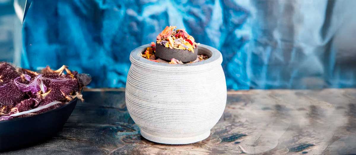 Kraftvoll räuchern mit Berk – edle Räucherschale mit Naturmischung aus Blüten und Harzen, ideal für Rituale, Meditation und energetische Reinigung von Raum und Aura.