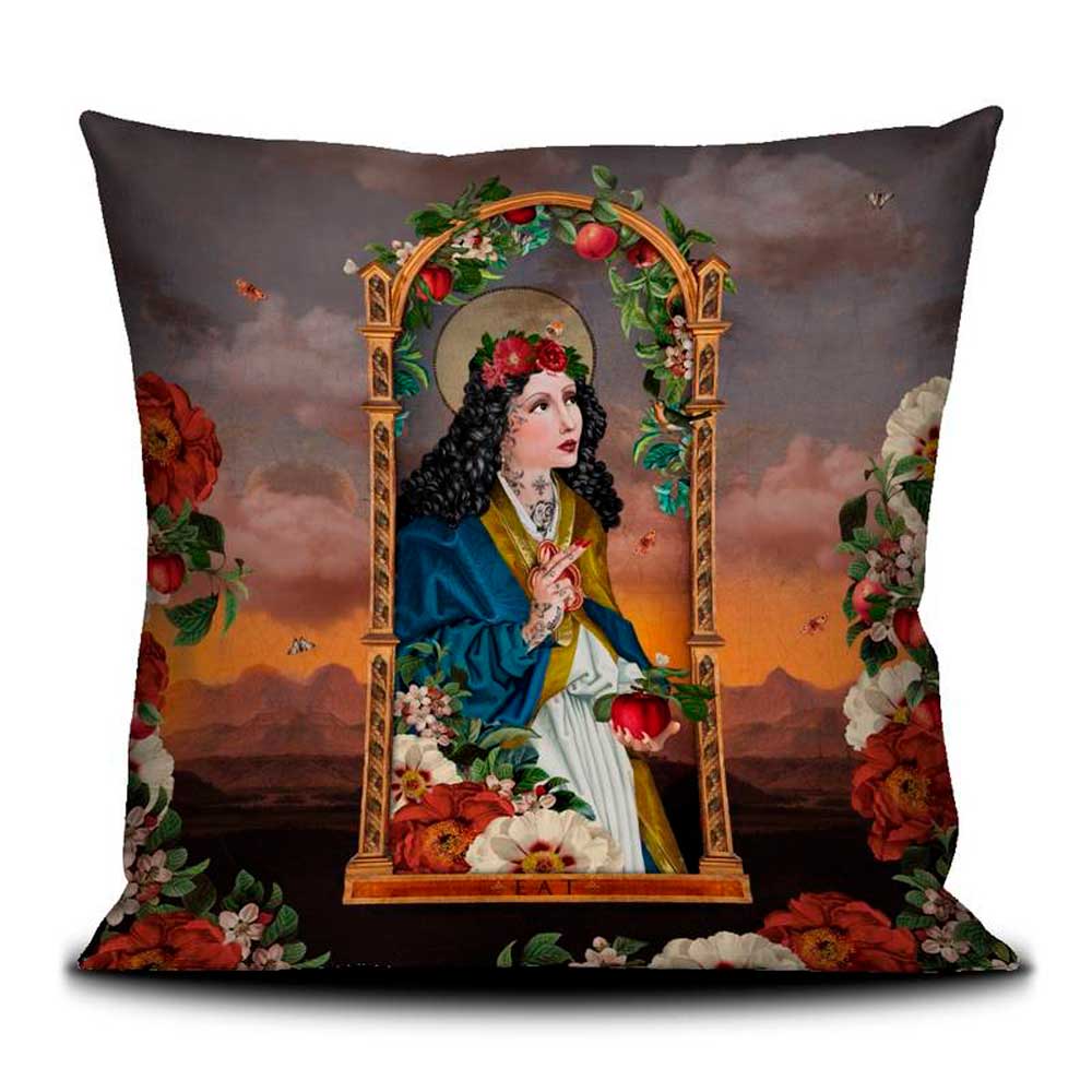 Voglio Bene Samtkissen Mange 50x50 – kunstvolle Madonna-Interpretation mit Blumenkranz, Apfel, dekorativem Bogenrahmen und dramatischem Abendhimmel.