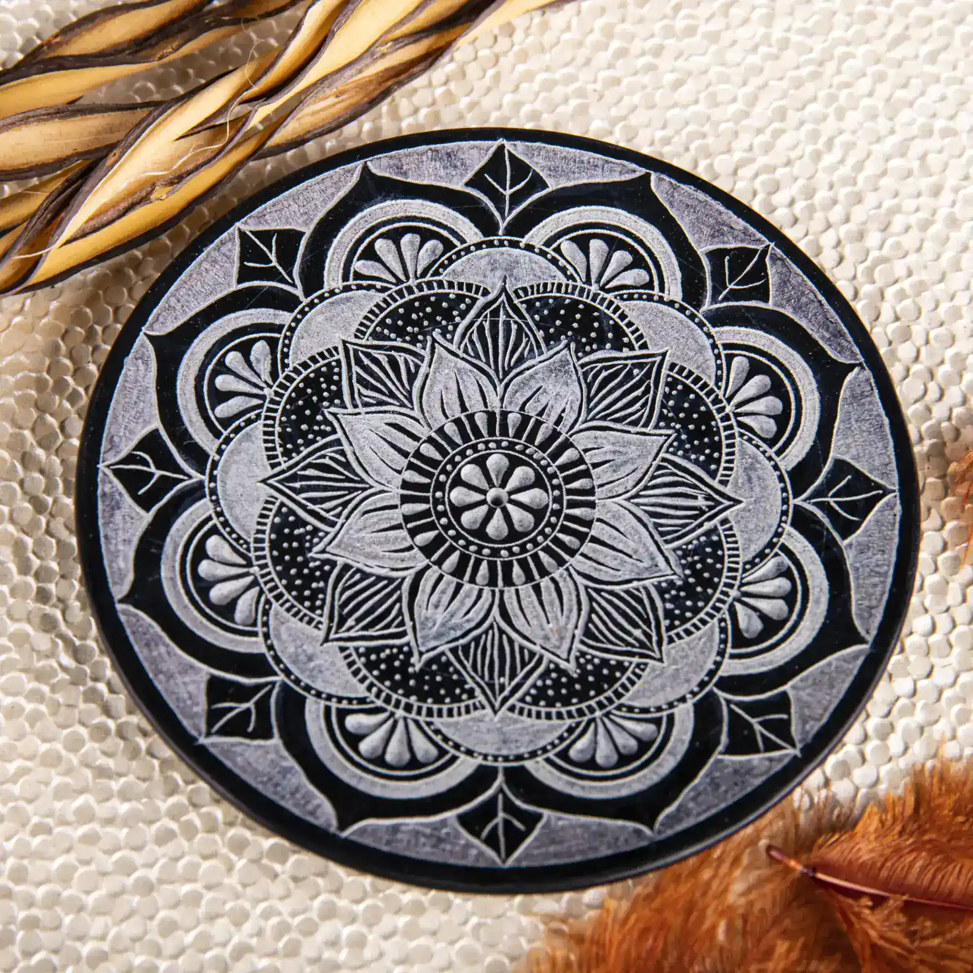 Schwarz-weißer Räucherstäbchenhalter von Berk mit kunstvoll graviertem Mandala in dekorativer Umgebung