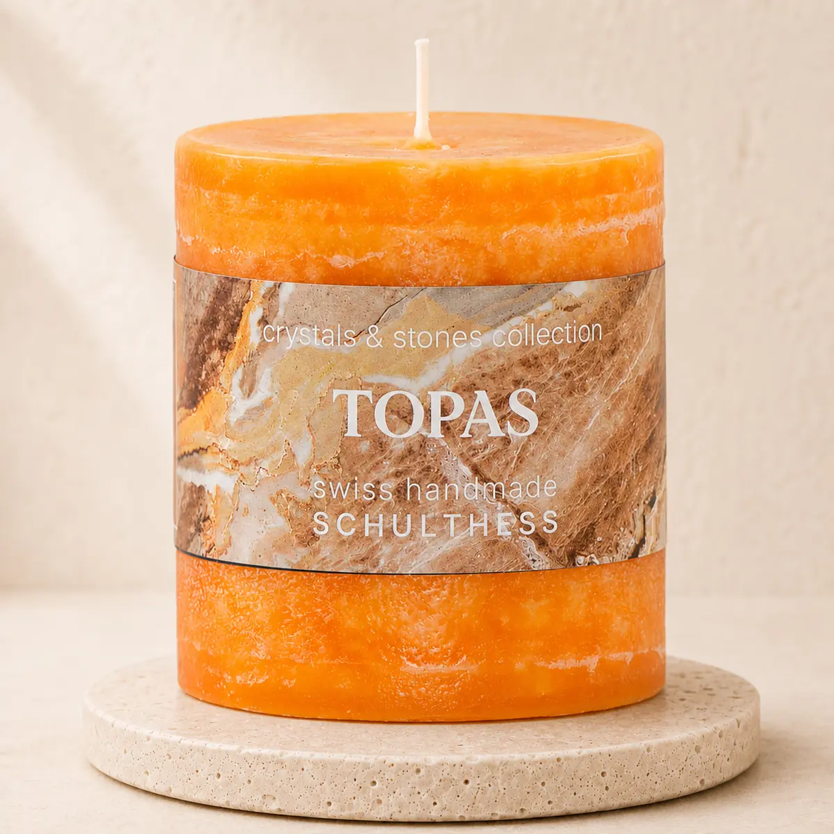 Schulthess Duftkerze Topas aus der Crystals & Stones Collection auf hellem Travertin
