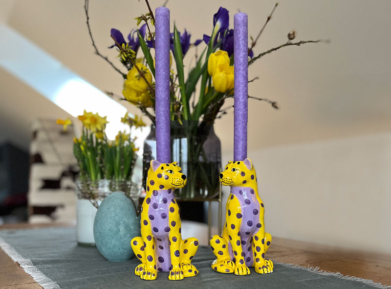 Mignon Kerzenhalter von Gift Company – auffällige gelbe Leoparden-Kerzenständer mit lila Punkten und passenden Kerzen, stilvolle Tischdekoration mit modernem Pop-Art-Charme.
