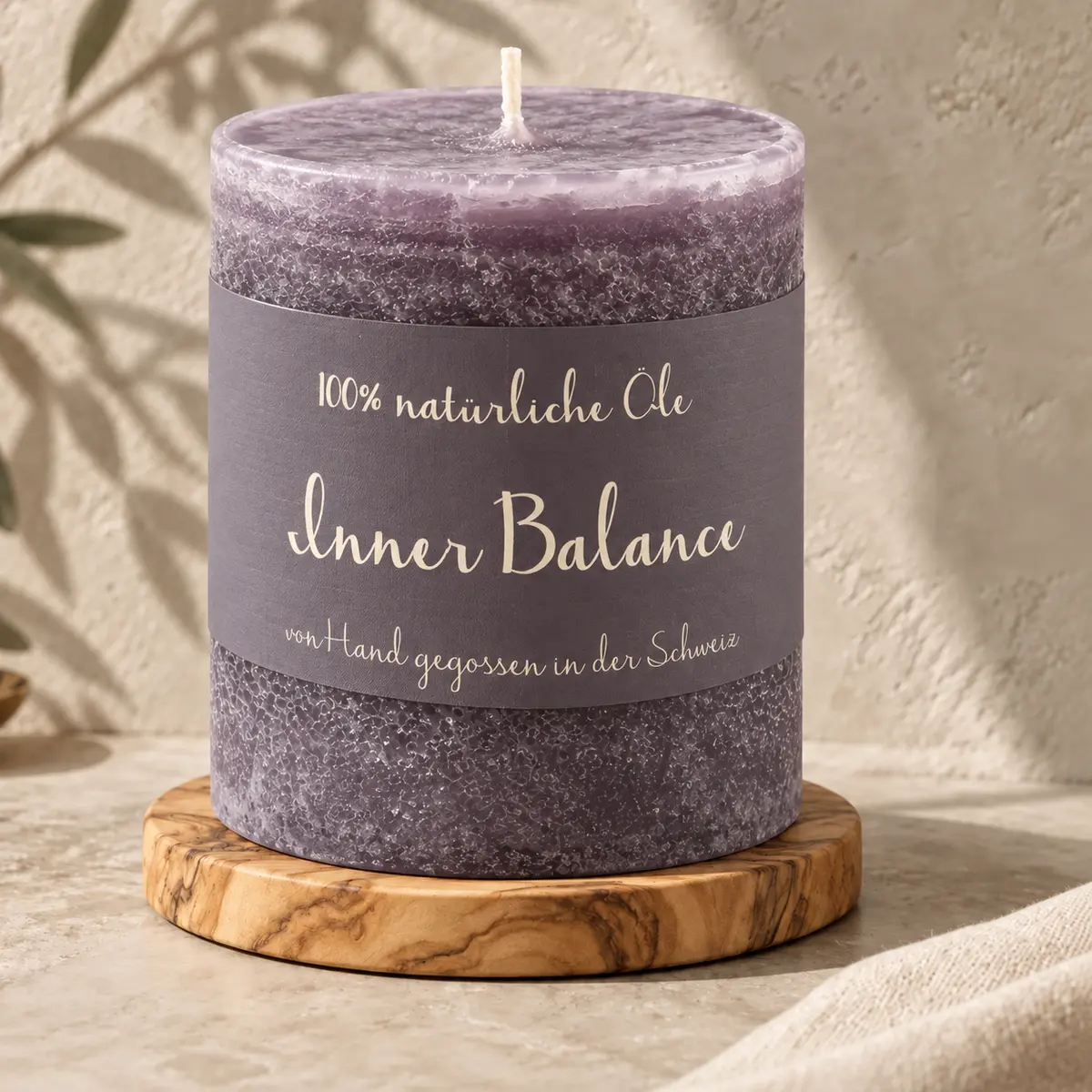 Violette Schulthess Duftkerze Inner Balance aus 100 % natürlichen Ölen auf einem Holzsockel
