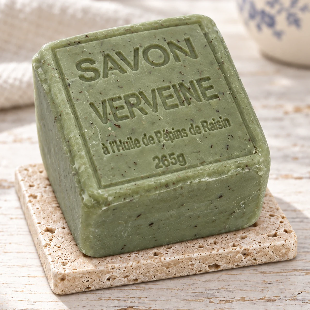 Grüner Maitre Savonitto Seifenwürfel Verveine auf Travertin