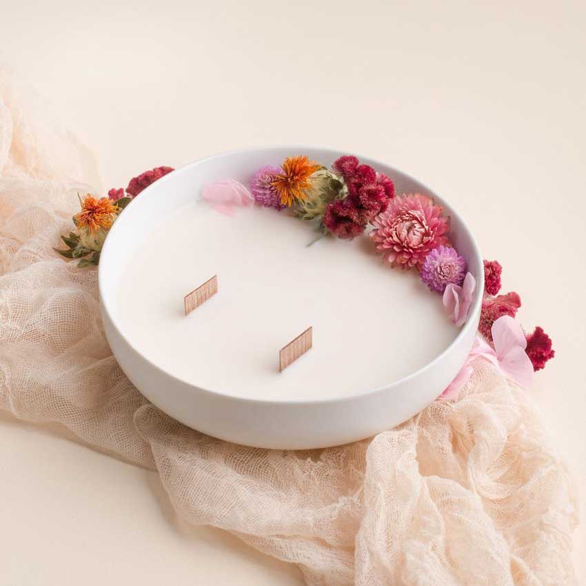 Baiham Duftkerze in edler Schale mit echten Trockenblumen – handgegossen, natürlich und elegant. Stilvolle Kerze für entspannte Momente bei Lebenswerte.