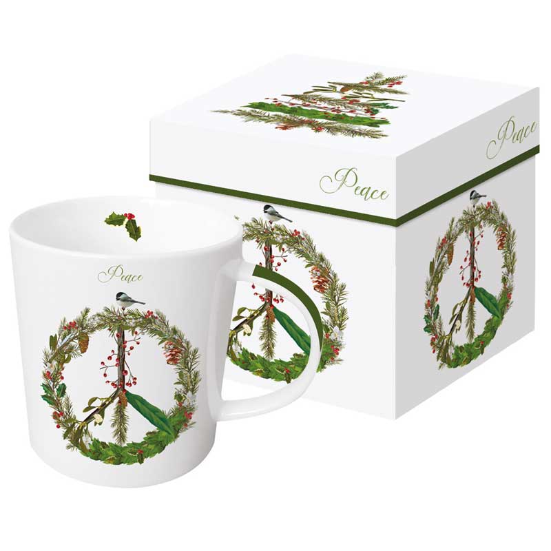 PPD Tasse „Peace“ mit friedvollem Kranzmotiv aus Tannenzweigen, Beeren und Vogel, in eleganter Geschenkbox – stilvolle Porzellantasse für die Weihnachtszeit und ruhige Momente.