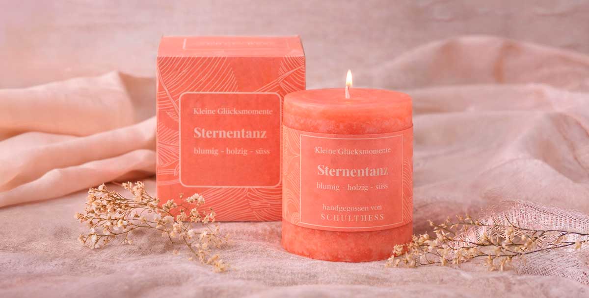 Schulthess Duftkerze Sternentanz aus der Kollektion Kleine Glücksmomente – blumig, holzig und süß mit Geschenkbox in warmem Ambiente