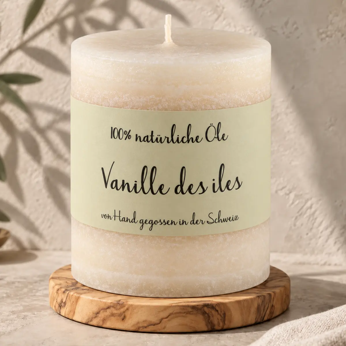 Cremefarbene Schulthess Duftkerze Vanille des Îles aus 100 % natürlichen Ölen auf einem Holzsockel