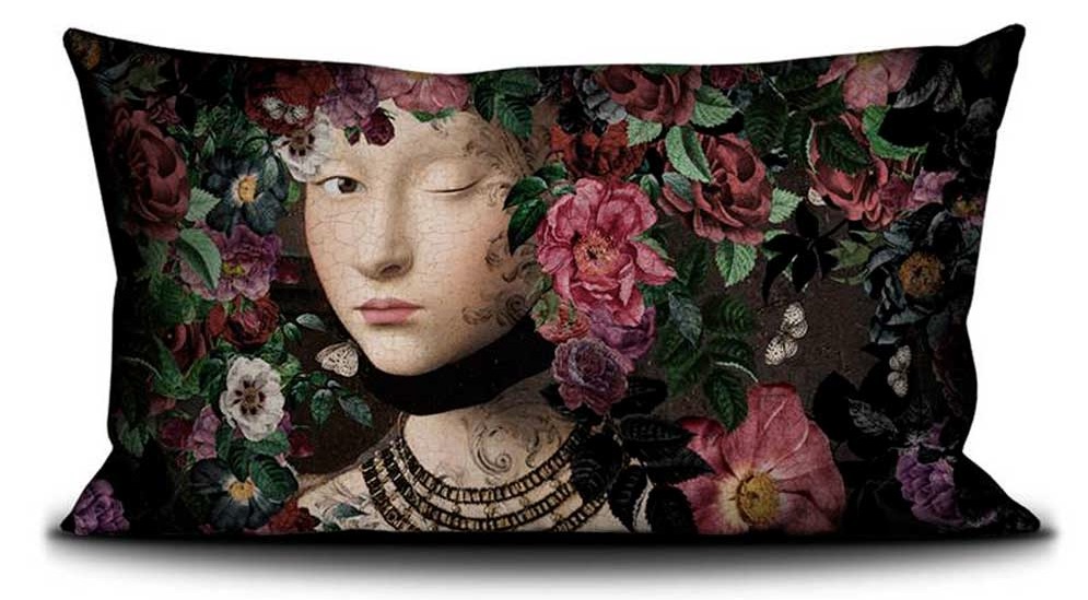 Voglio Bene Kunstkissen 70x140 – Renaissance-Porträt mit Zwinkern, umrahmt von dunkelromantischen Blumen, edle Samt Kissenhülle mit luxuriösem Design.