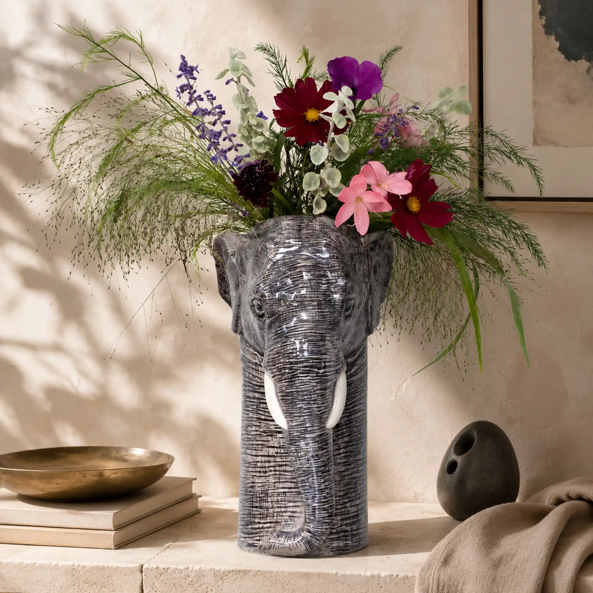 Elefantenvase mit farbenprächtigem Blumenstrauß in einer eleganten Wohnkulisse