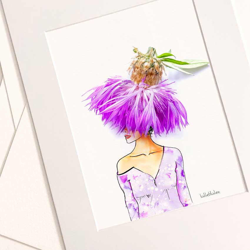 Art Print „Perfekter Schutz“ von Lütteblüten – Frauenfigur mit violetter Distelblüte als floraler Kopfschmuck, feine Illustration