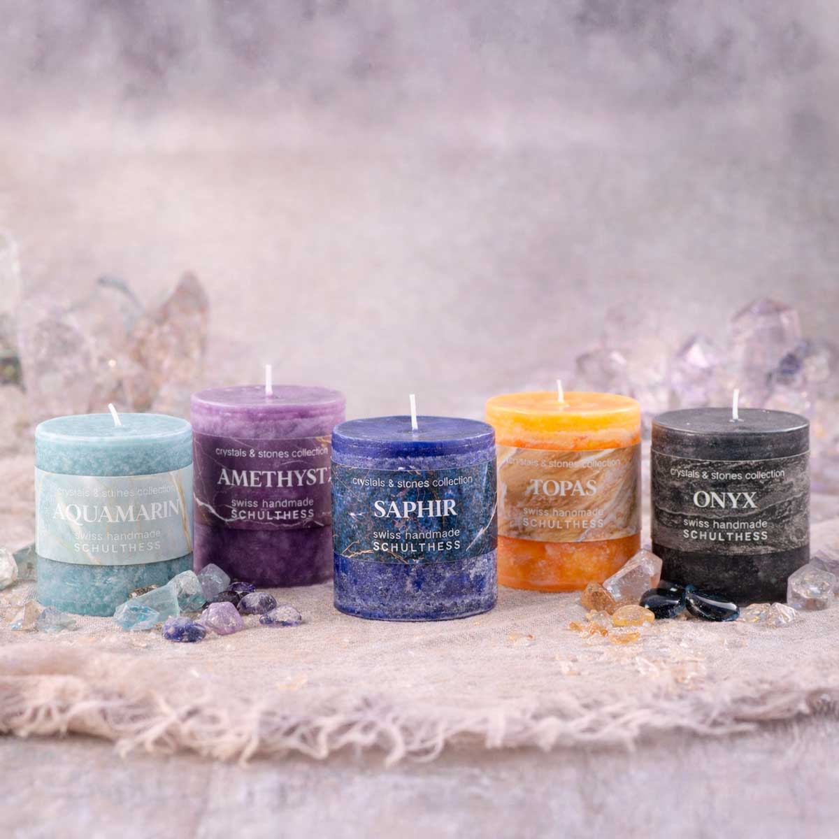Schulthess Duftkerzen Crystals & Stones Kollektion mit Aquamarin, Amethyst, Saphir, Topas und Onyx – dekorative Duftkerzen mit Edelstein-Optik