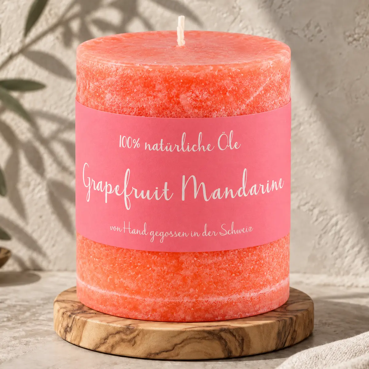 Orange Schulthess Duftkerze Grapefruit Mandarine aus 100 % natürlichen Ölen auf einem Holzsockel