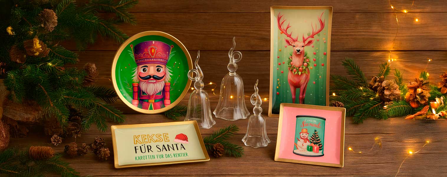 Weihnachtliche Deko von Gift Company mit Tabletts und Tellern im Nussknacker- und Rentierdesign – festliche Wohnaccessoires für stilvolle Advents- und Weihnachtsstimmung.