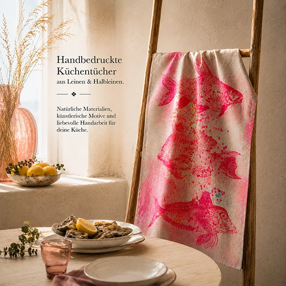 Handbedrucktes Frohstoff Geschirrtuch mit pinken Fischmotiven aus Leinen und Halbleinen in heller editorialer Küchenatmosphäre mit mediterranem Interior-Styling.