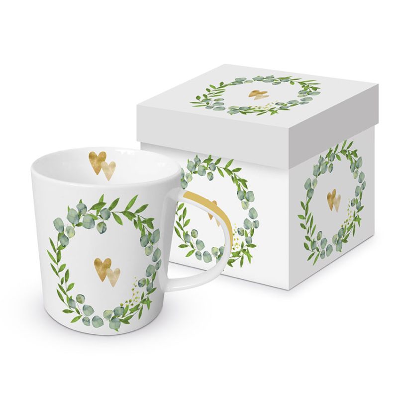 PPD Tasse „Two Hearts“ mit grünem Eukalyptuskranz und goldfarbenen Herzen, elegant und modern gestaltet mit passender Geschenkbox – stilvolle Porzellantasse für besondere Momente.