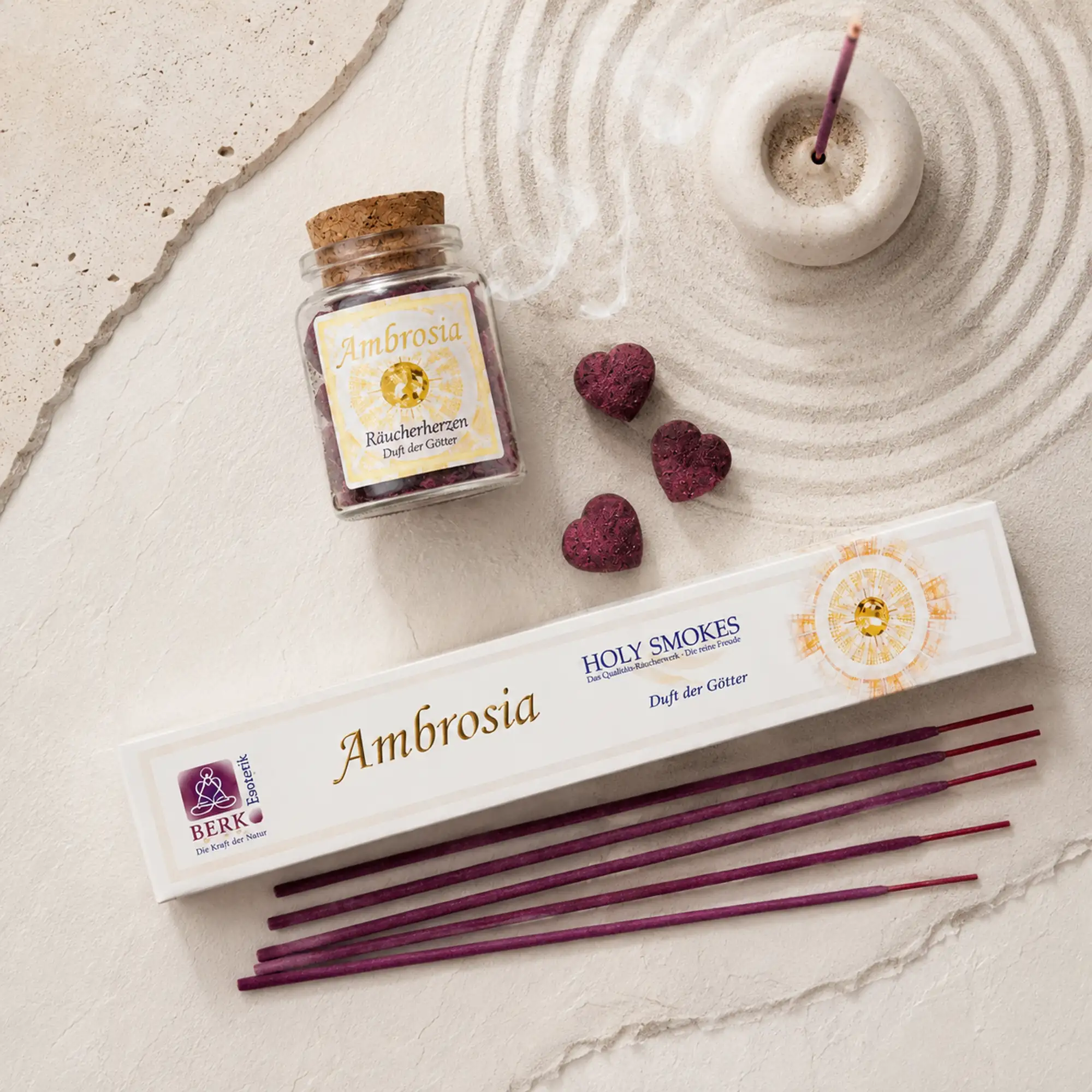 Ambrosia Räucherherzen und Räucherstäbchen von Berk als ruhiges Arrangement in der Draufsicht