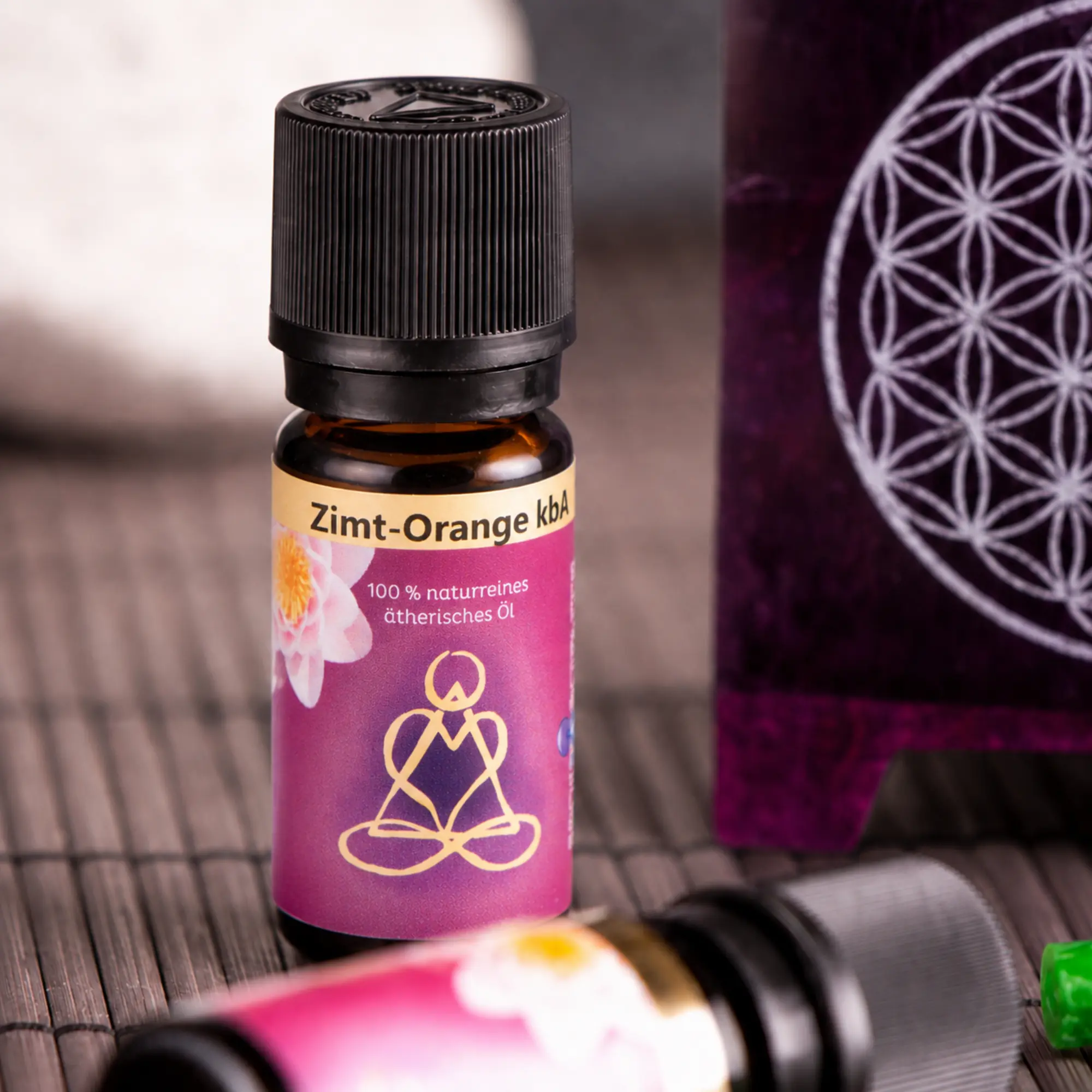 Ätherische Ölmischung Zimt-Orange von Berk mit violetter Aromalampe