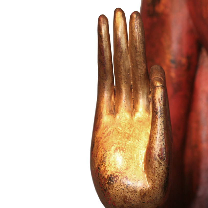 Detailansicht der vergoldeten Hand eines großen roten Buddha mit Opferschale, Symbol des Segens, fein gearbeitet mit goldener Patina.