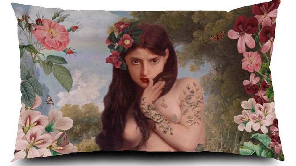 Voglio Bene Samtkissen La Vérité 40x65 – kunstvolles Motiv einer tätowierten Frau in romantischer Blumenlandschaft, mit Blumenkranz, Rosen und Schmetterlingen, opulente Fine-Art Ästhetik.