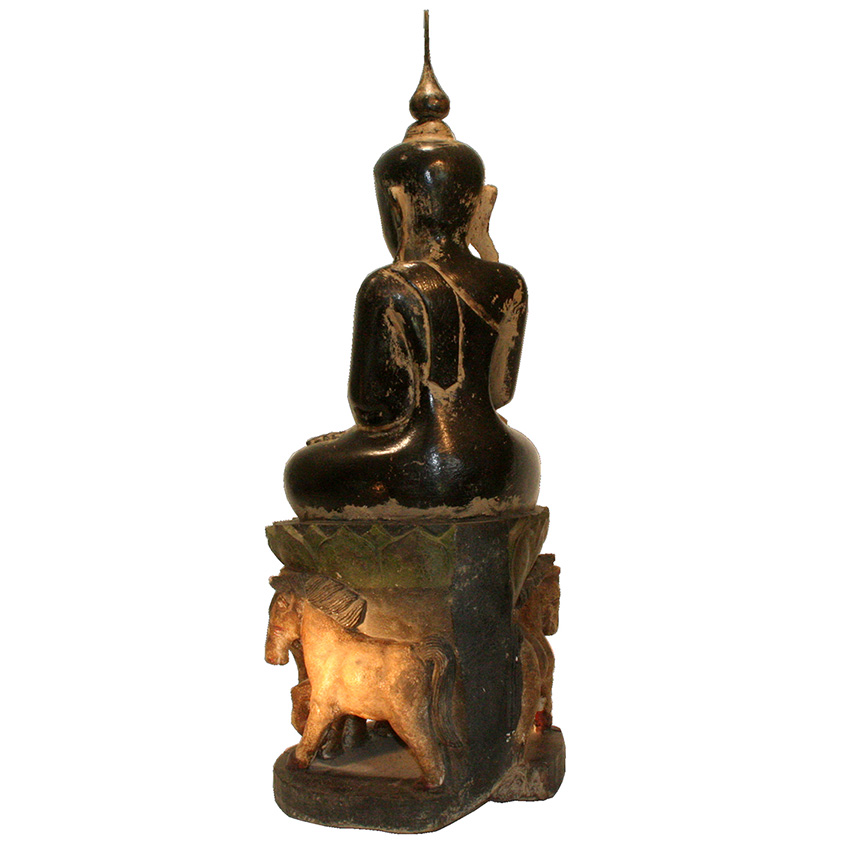 Rückansicht des antiken Shan Buddha aus Teakholz auf Elefantenthron, burmesische Buddhafigur mit dunkler Patina und fein geschnitztem Sockel.