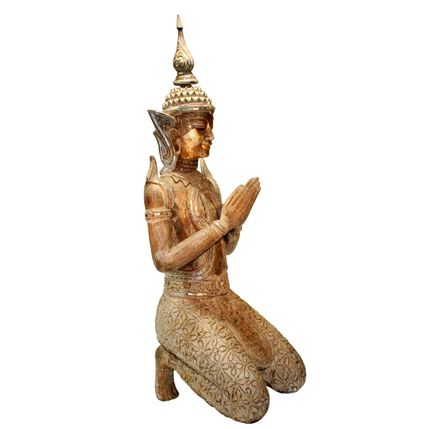 Großer Thepanom Engel im Shabby-Stil aus Chiang Mai, Seitenansicht der handgeschnitzten thailändischen Holzfigur in Gebetshaltung