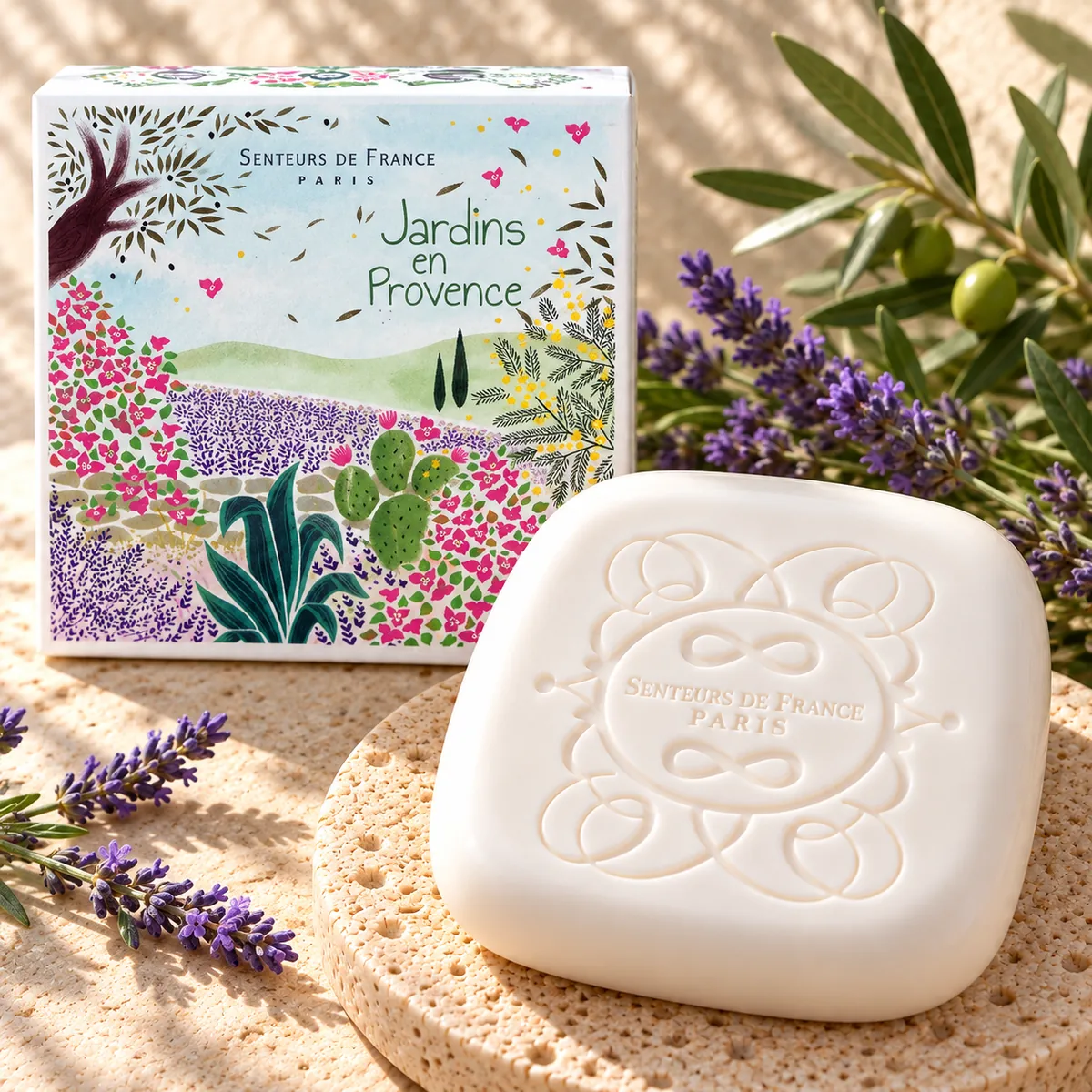 Senteurs de France Seife Jardins en Provence mit illustrierter Schmuckschachtel, Lavendel und Olivenzweigen auf Travertin.