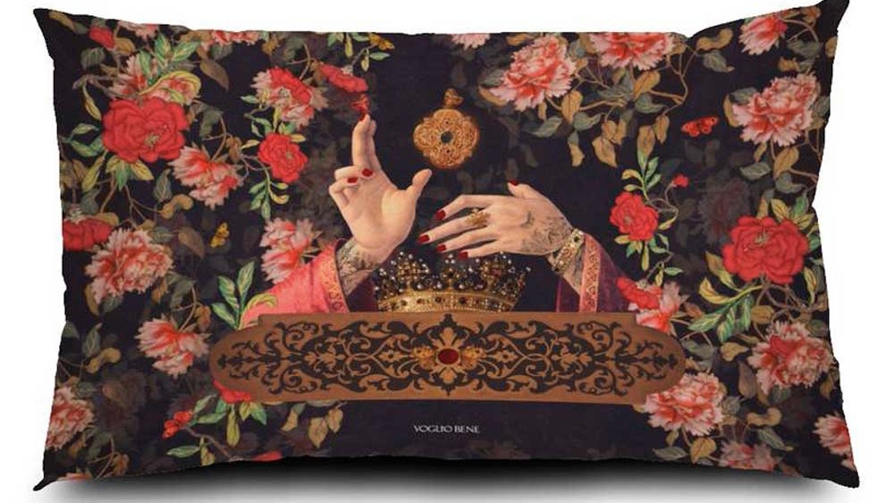 Voglio Bene Samtkissen Messina 40x65 – Rückseite mit floraler Komposition, Krone, elegant tätowierten Händen und ornamentalen Golddetails vor dunklem Rosenhintergrund.