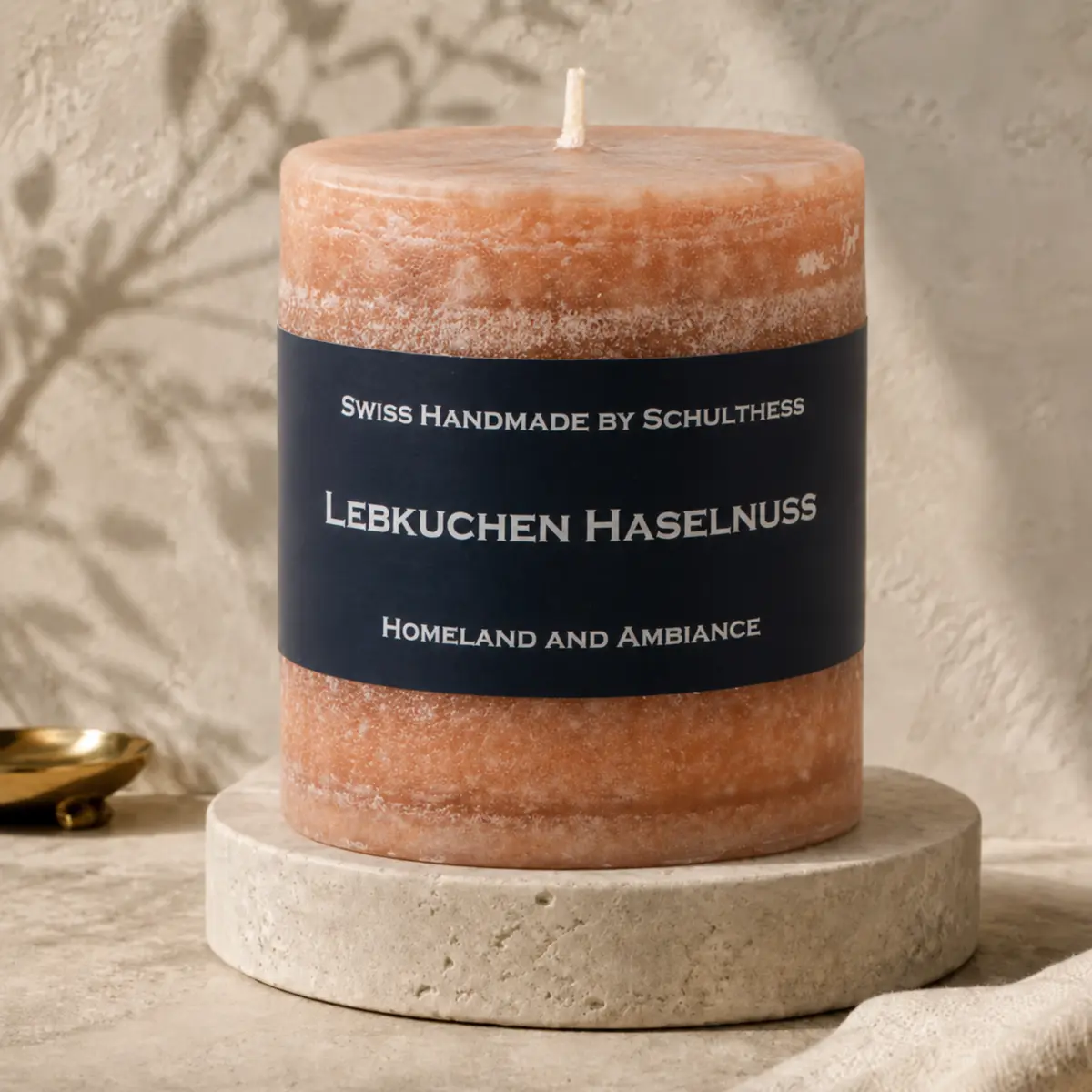 Schulthess Duftkerze Lebkuchen Haselnuss auf hellem Travertinteller