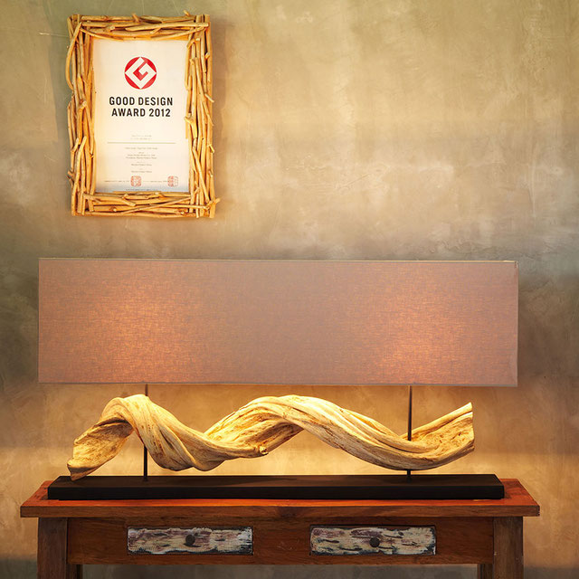 Design-Tischlampe von O’Thentique mit Treibholzfuß und rechteckigem Lampenschirm – stilvolle Naturleuchte für Wohnzimmer oder Flur, ausgezeichnet mit Good Design Award.