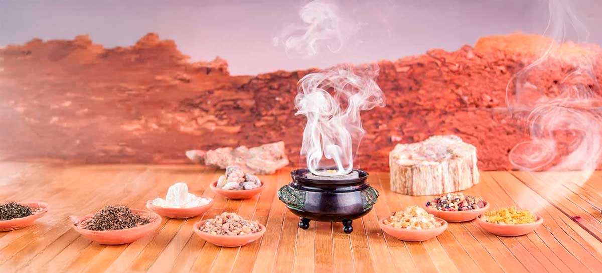 Kräuter, Hölzer und Gewürze zum Räuchern – natürliche Mischungen von Berk für energetische Reinigung, Harmonie und Achtsamkeit, ideal für Rituale und Meditation.