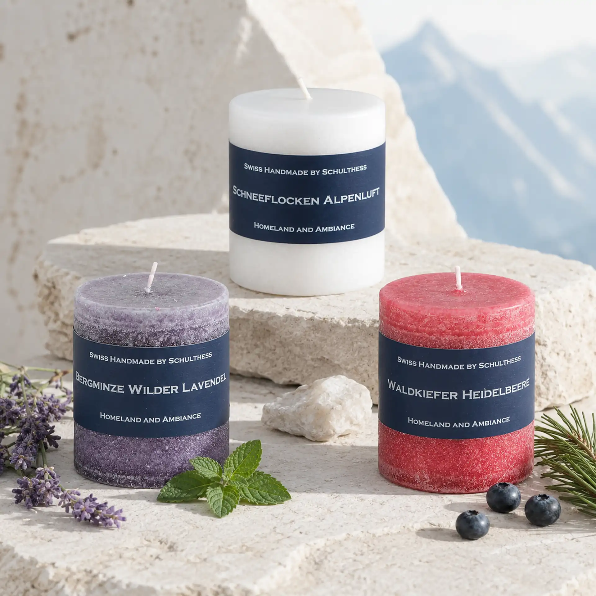 Schulthess Duftkerzen Bergminze Wilder Lavendel, Schneeflocken Alpenluft und Waldkiefer Heidelbeeren vor Bergkulisse