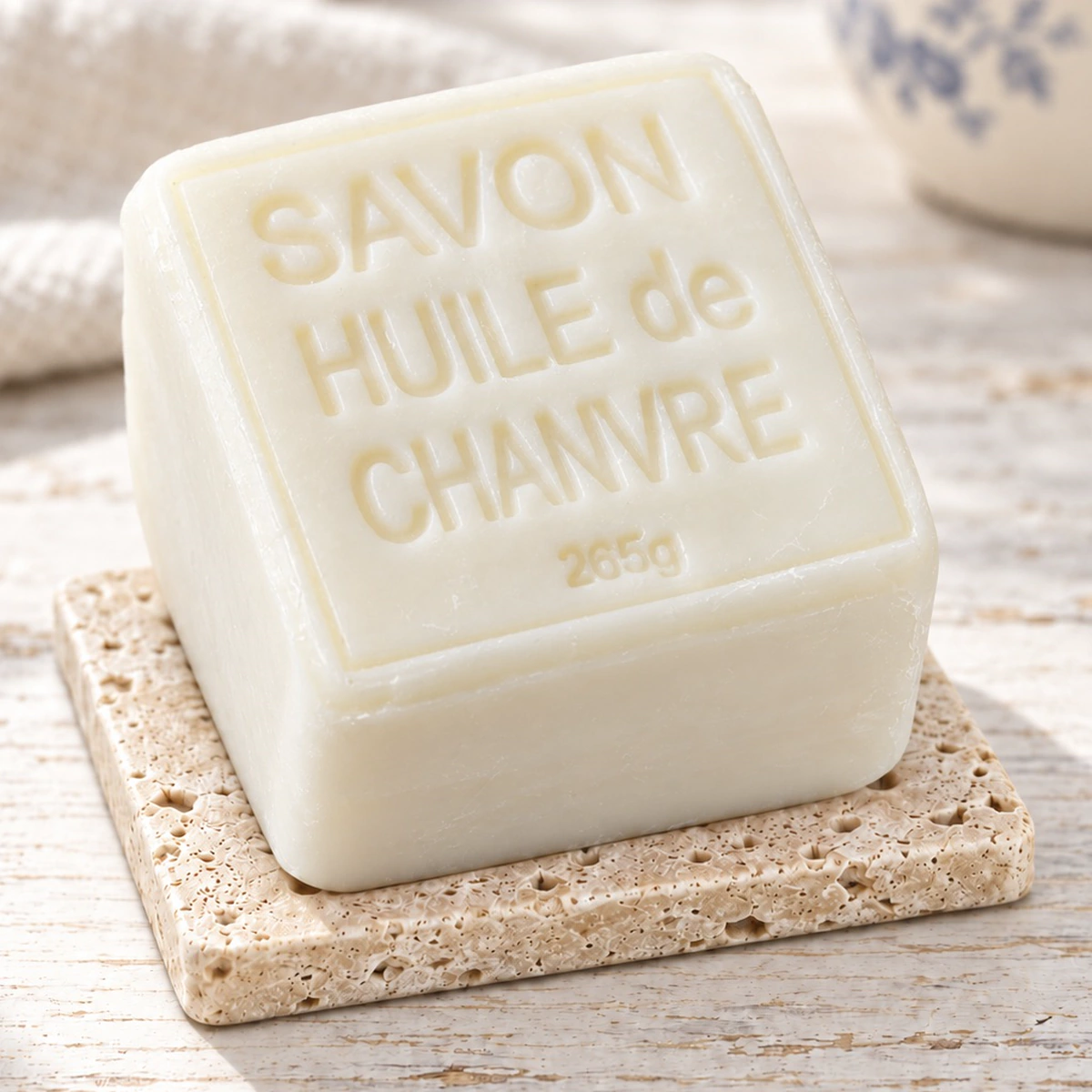 Maitre Savonitto Hanföl-Seife Huile de Chanvre auf Travertin