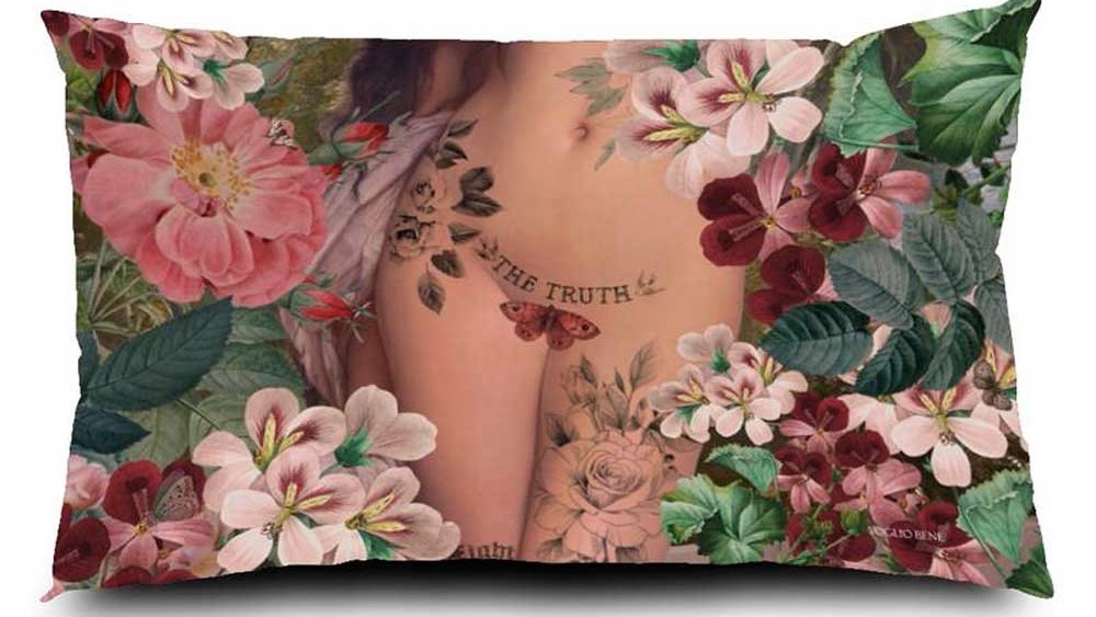 Voglio Bene Samtkissen La Vérité 40x65 – Rückseite mit detailliertem Blumenprint, Tattoos, zarter Hautpartie und Schriftzug „The Truth“, umgeben von Rosen, Blättern und Schmetterlingen.