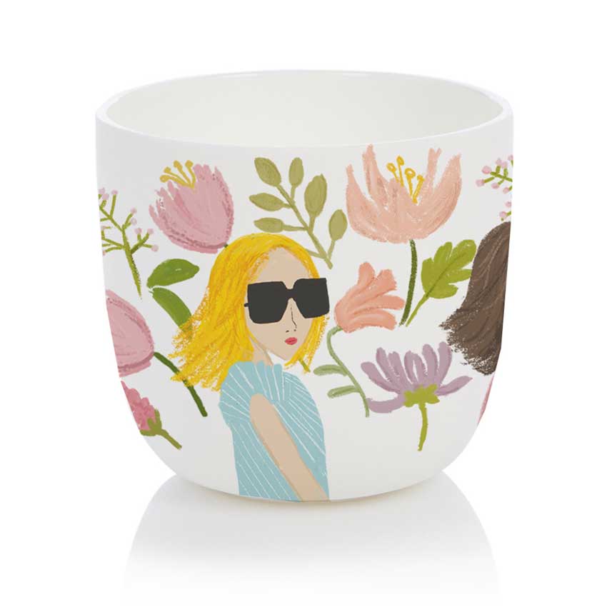 Porzellanbecher von Nelly Castro mit modernem Illustrationsdesign – Frau mit Sonnenbrille umgeben von bunten Blumen in Pastelltönen.