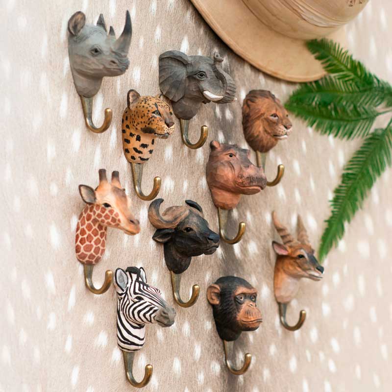 Wildlife Garden handgeschnitzte Wandhaken – detailreiche Tierköpfe aus Holz wie Löwe, Giraffe und Zebra, stilvolle und funktionale Wanddeko mit skandinavischem Design.
