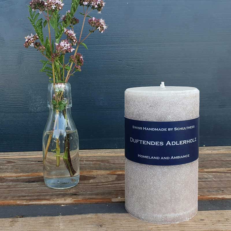 Schulthess Duftkerze Duftendes Adlerholz, handgemacht in der Schweiz. Edler, holziger Duft für eine warme, luxuriöse Atmosphäre – kombiniert mit schlichter Naturdekoration.