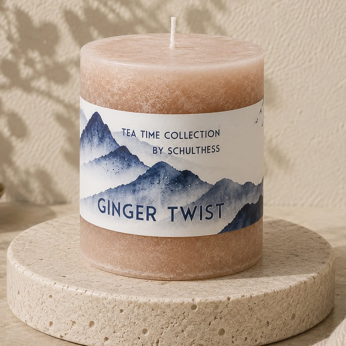 Schulthess Duftkerze Ginger Twist aus der Tea Time Collection auf Travertinteller