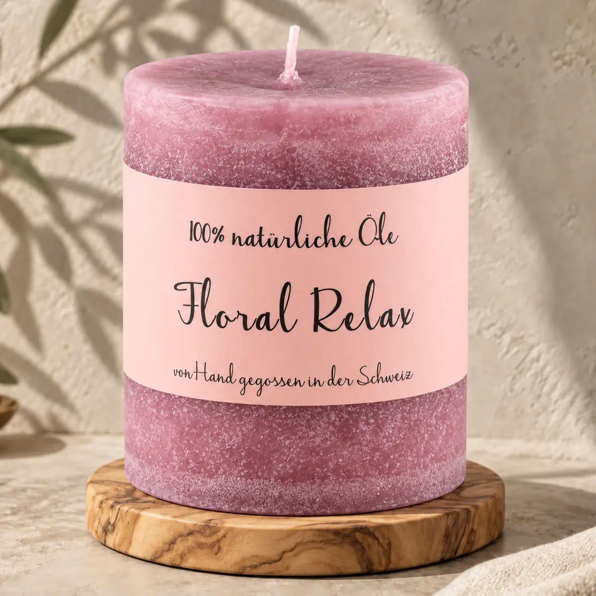 Rosafarbene Schulthess Duftkerze Floral Relax aus 100 % natürlichen Ölen auf einem Holzsockel
