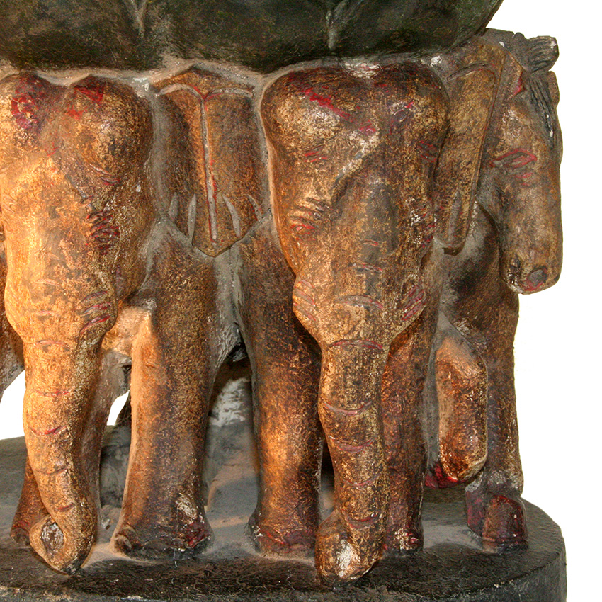Detailansicht des geschnitzten Elefantenthrons eines antiken Shan Buddha, burmesische Handwerkskunst mit feinen Reliefs und gealterter Patina.