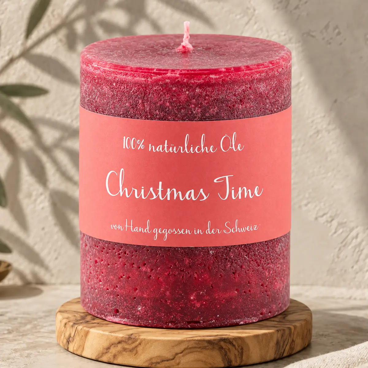 Dunkelrote Schulthess Duftkerze Christmas Time aus 100 % natürlichen Ölen auf einem Holzsockel