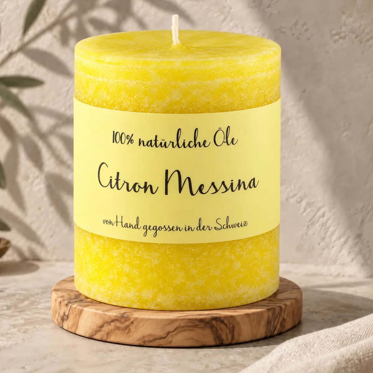 Schulthess Duftkerze Citron Messina aus 100 % natürlichen Ölen auf einem Holzsockel