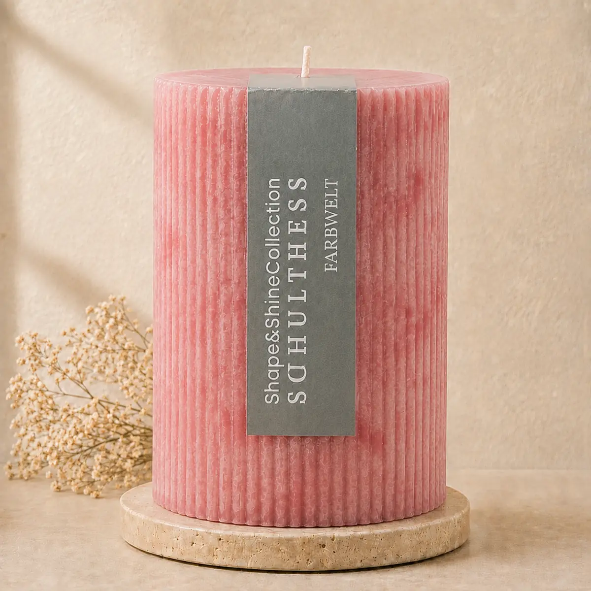 Schulthess Shape & Shine Kerze Rosenrot ohne Duft auf Travertinteller