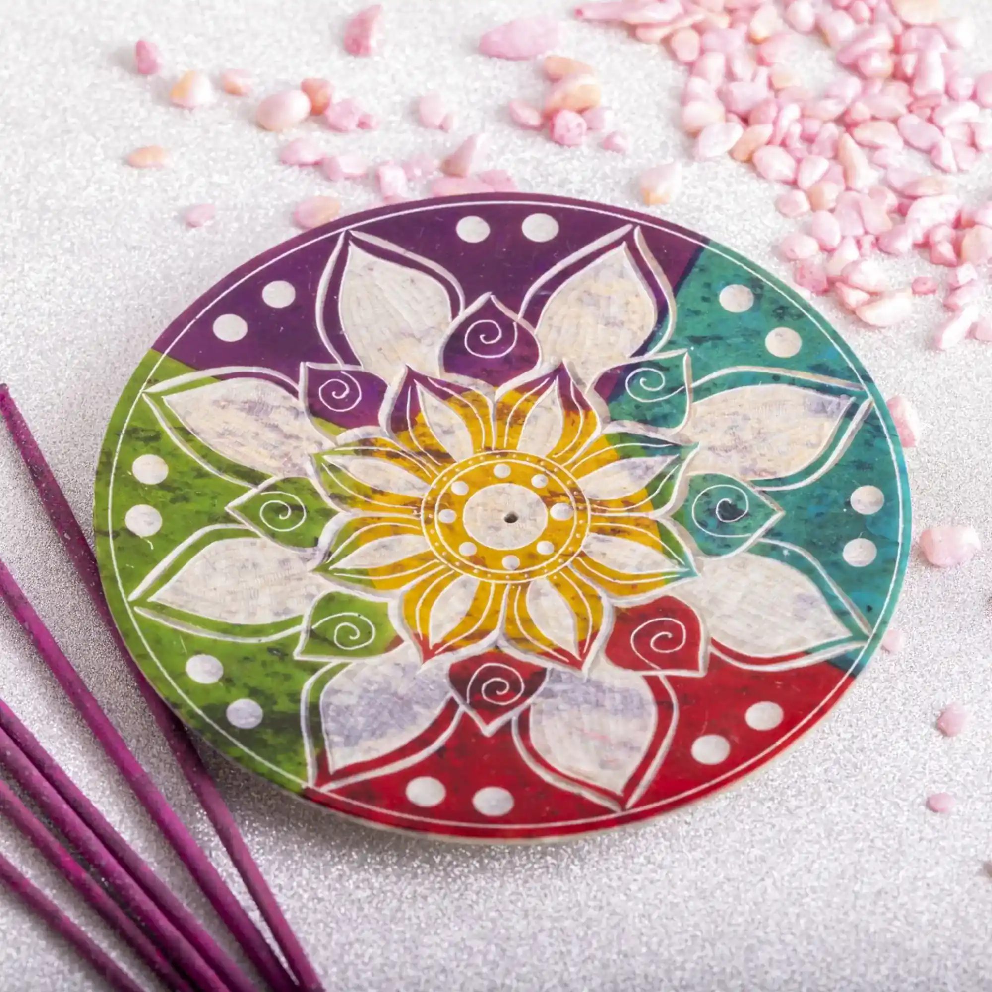 Bunter Räucherstäbchenhalter von Berk mit floralem Muster, violetten Räucherstäbchen und rosafarbenen Dekosteinen
