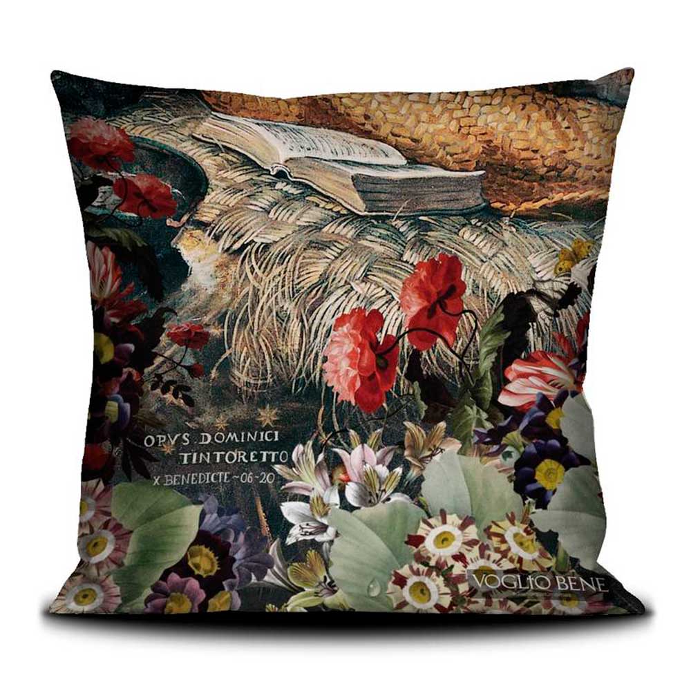 Voglio Bene Luxus Samtkissen 50x50 – detailreiche Rückseite mit Buch, Strohumhang, floralen Elementen und kunstvollem Stillleben auf dunklem Hintergrund.