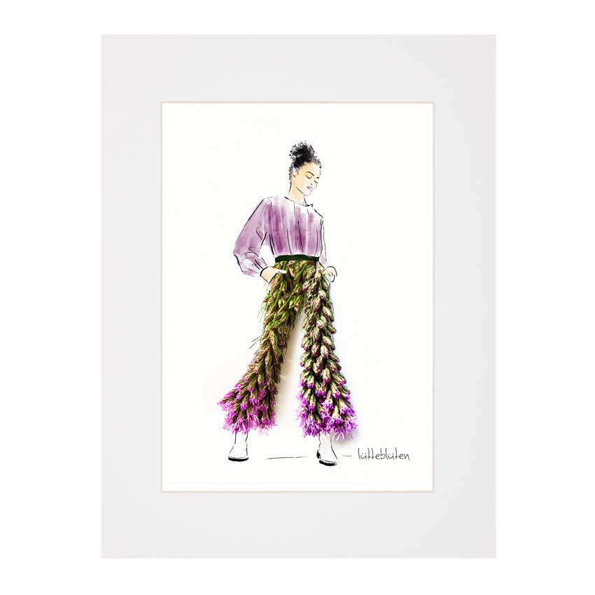 Illustration von Lütteblüten: Eine Frau trägt eine Hose aus echten violett-grünen Blüten und Gräsern, kombiniert mit einer lila Bluse – ein stilvolles Symbol für natürliche Stärke und Eleganz.